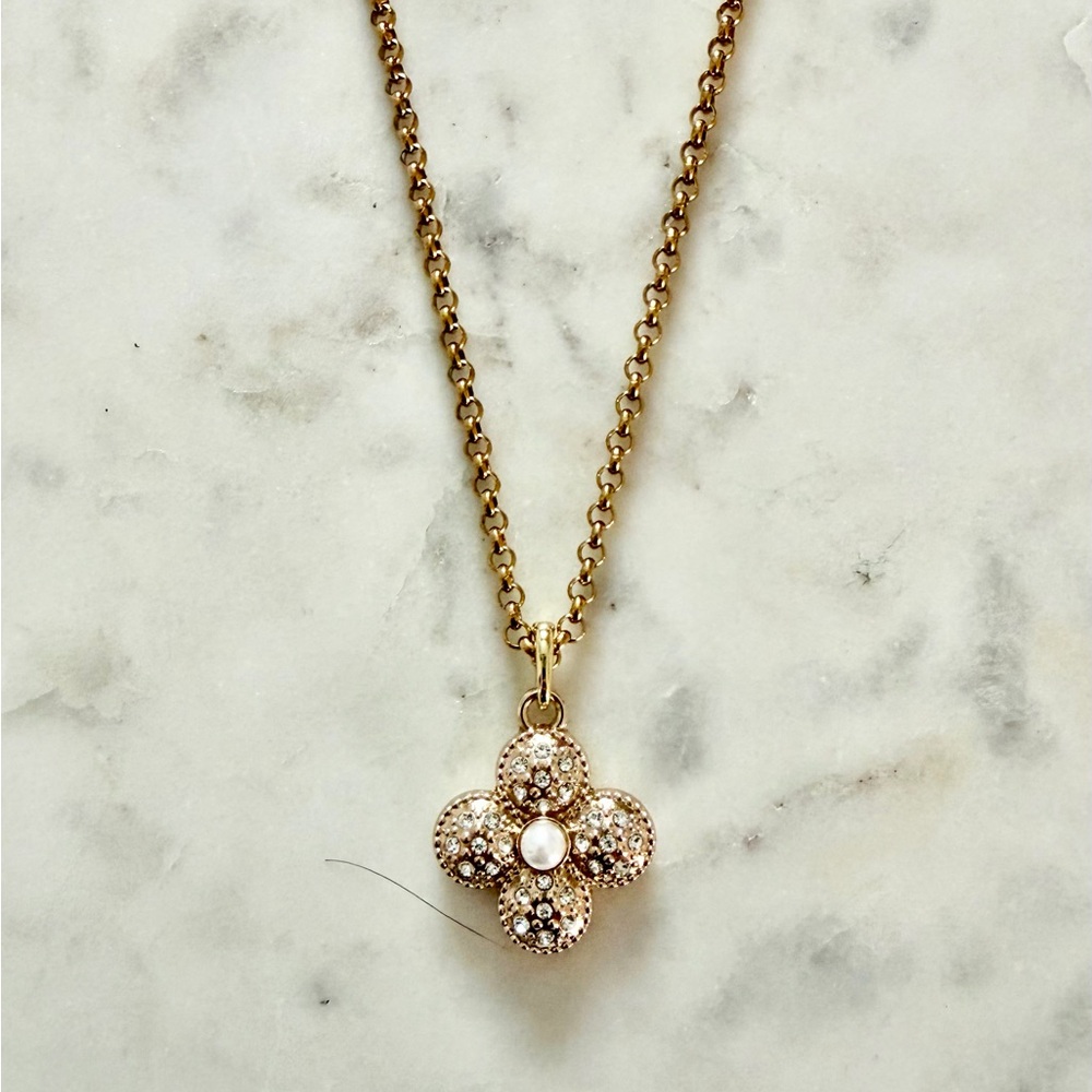 Elegant Gold Tone Clover and Pearl Pendant Necklace